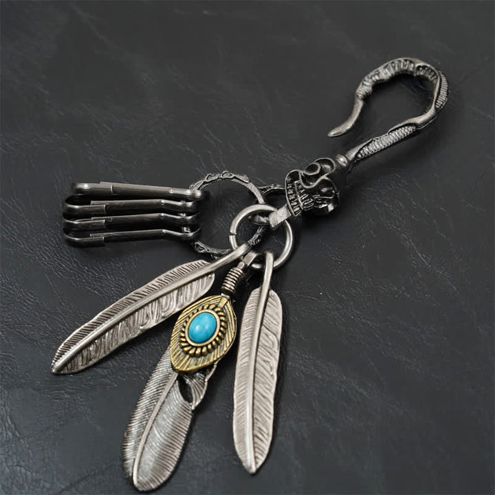 Llavero de cuero turquesa azul con plumas de calavera estilo boho