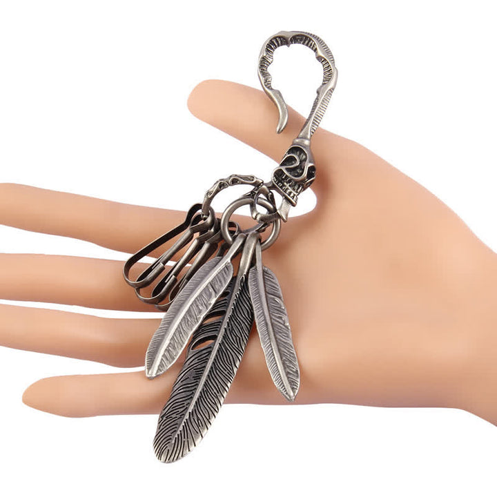 Llavero de cuero turquesa azul con plumas de calavera estilo boho