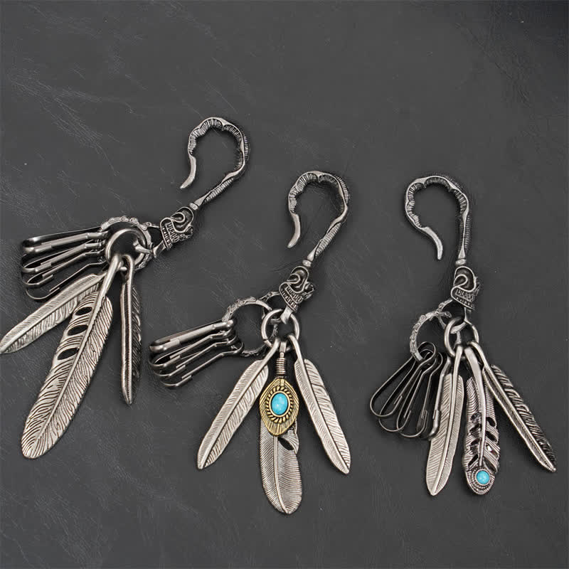 Llavero de cuero turquesa azul con plumas de calavera estilo boho