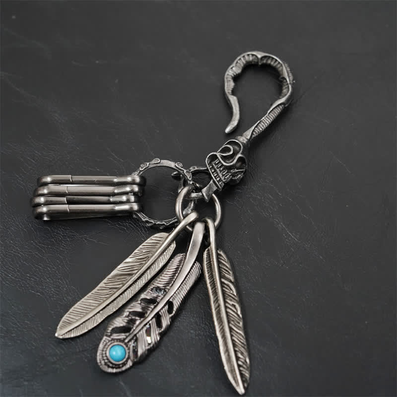 Llavero de cuero turquesa azul con plumas de calavera estilo boho