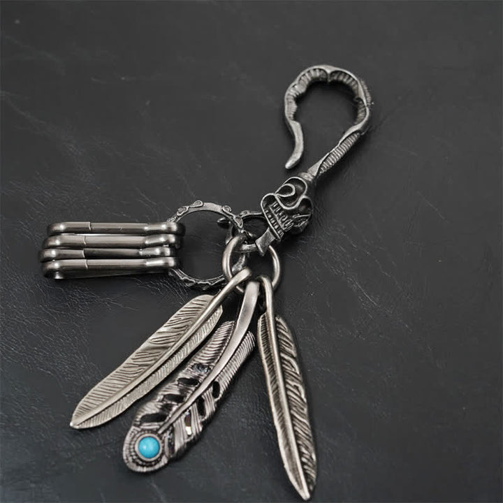 Llavero de cuero turquesa azul con plumas de calavera estilo boho