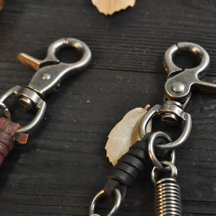 Llavero de cuero con adornos de alas de ángel y cruz pequeña - image 5