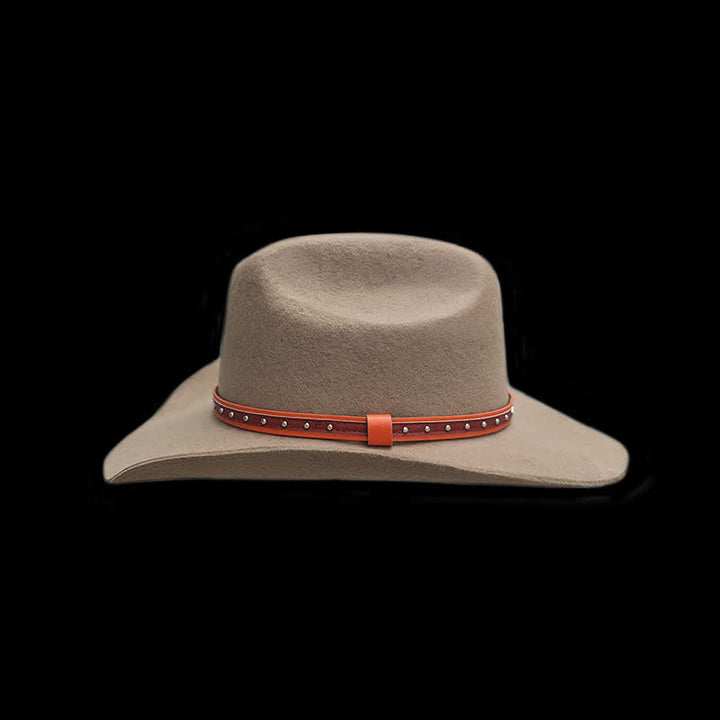 Elegante sombrero vaquero clásico en color camello con tachuelas y remaches