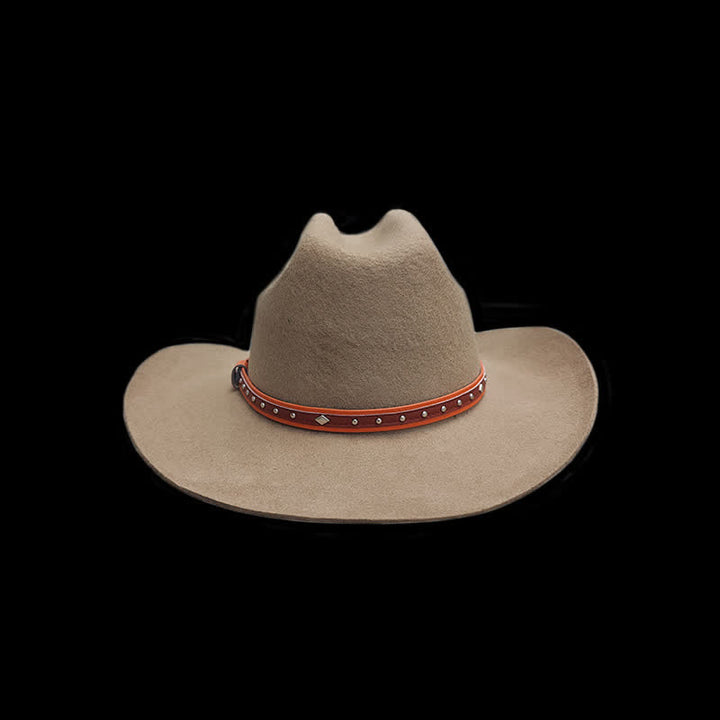 Elegante sombrero vaquero clásico en color camello con tachuelas y remaches