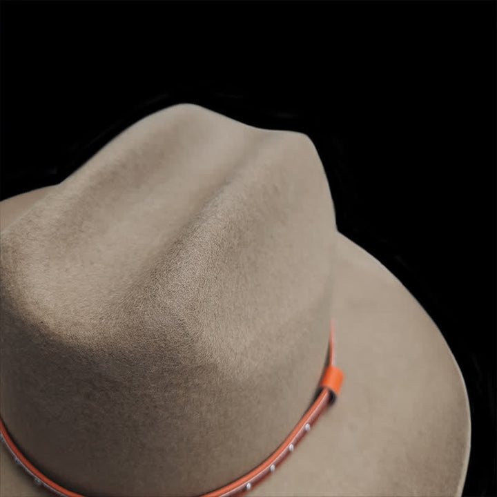 Elegante sombrero vaquero clásico en color camello con tachuelas y remaches