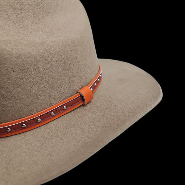 Elegante sombrero vaquero clásico en color camello con tachuelas y remaches