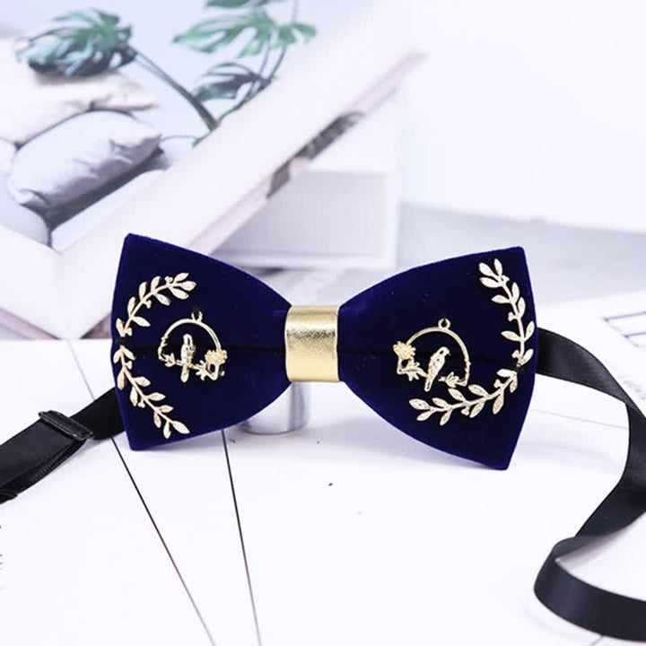 Pajarita para hombre con apliques dorados y decoración de hojas de metal