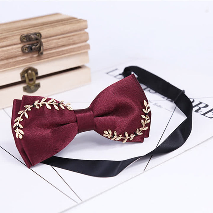 Pajarita para hombre con apliques dorados y decoración de hojas de metal
