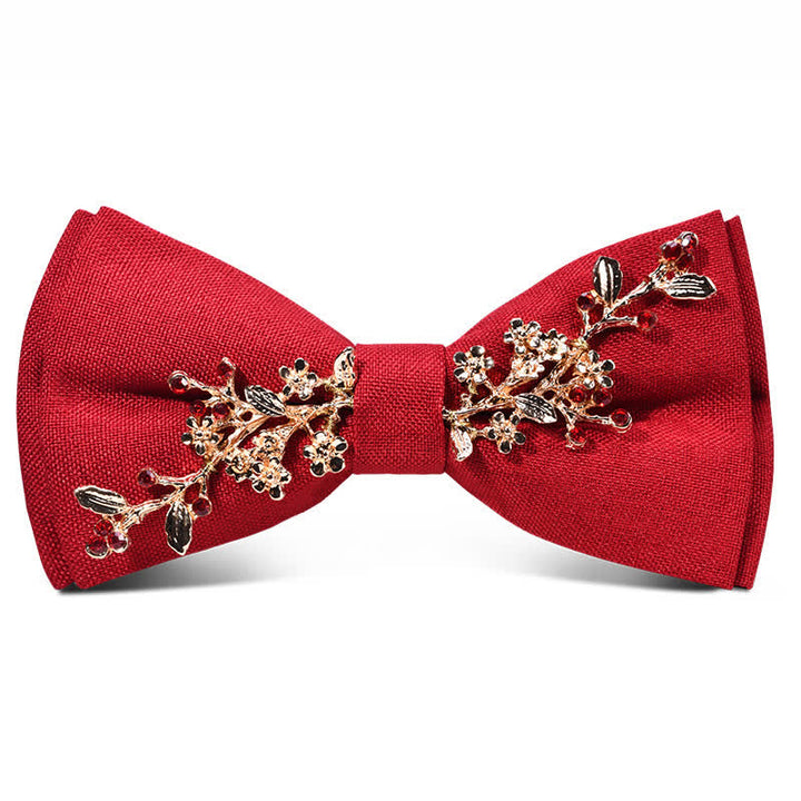 Pajarita de metal dorado burdeos oscuro con flores y hojas para hombre