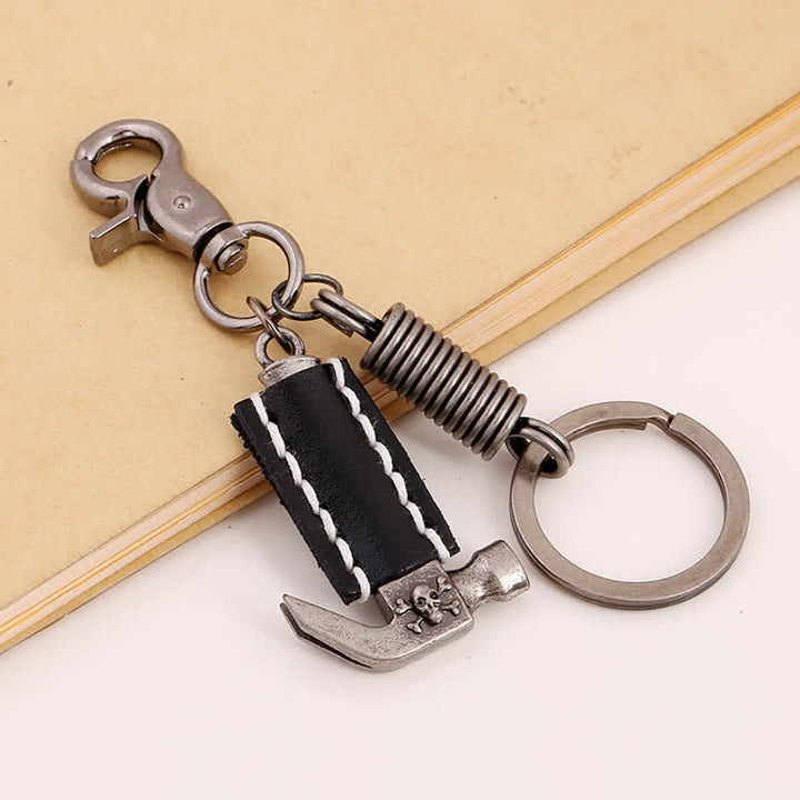 Llavero de cuero con calavera tallada con martillo y estilo callejero