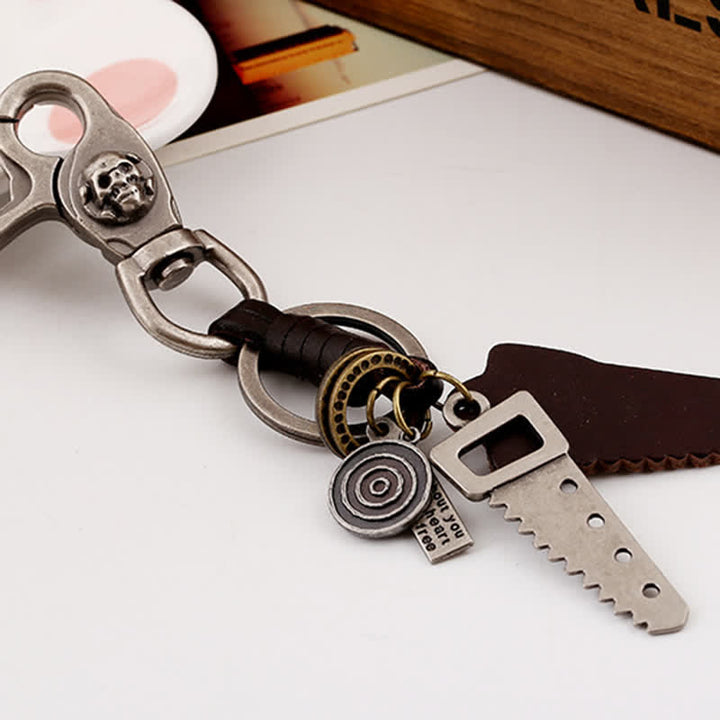 Llavero de cuero con calavera tallada con sierra creativa