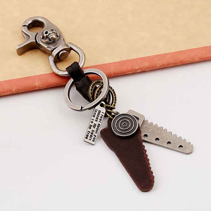 Llavero de cuero con calavera tallada con sierra creativa