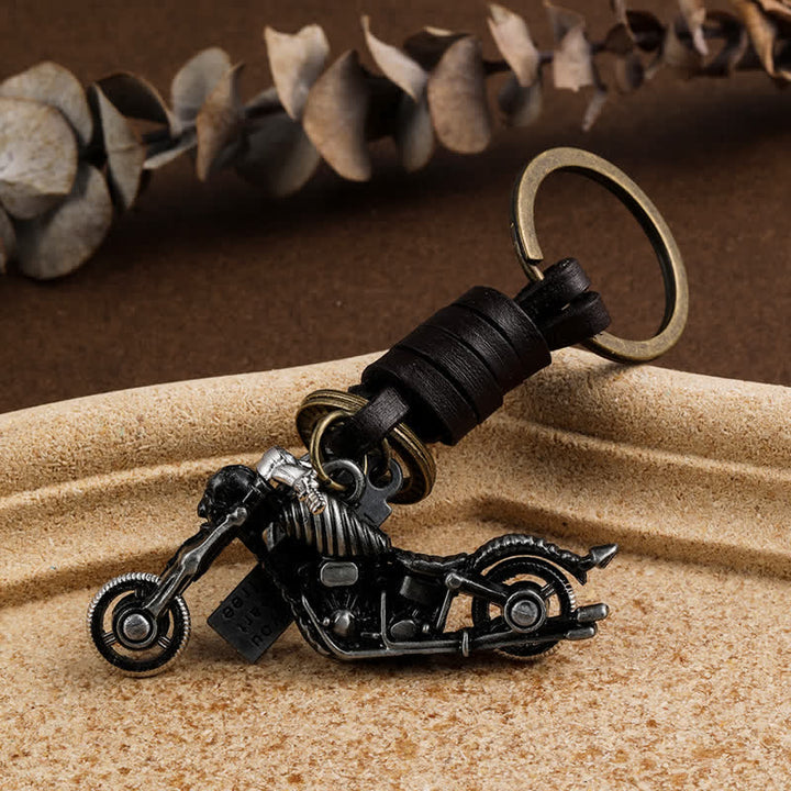 Llavero de cuero con colgante de esqueleto de motocicleta y calavera