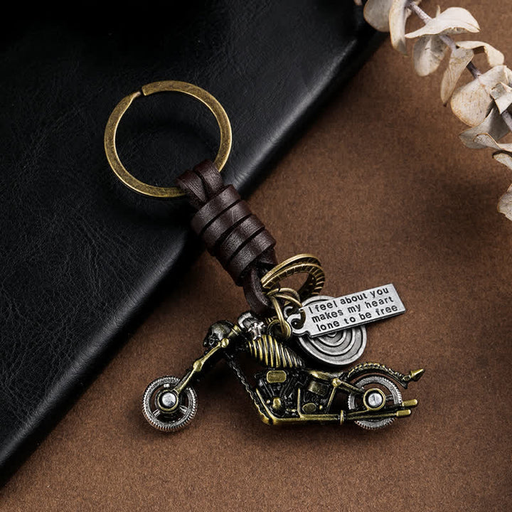Llavero de cuero con colgante de esqueleto de motocicleta y calavera