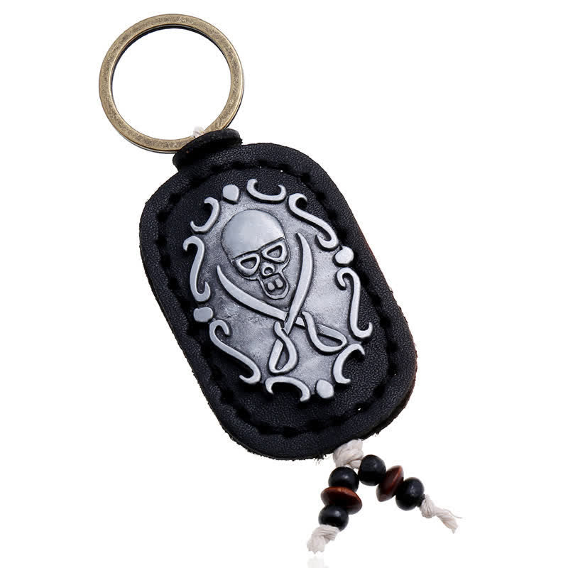Llavero de cuero con colgante de calavera y espadas dobles