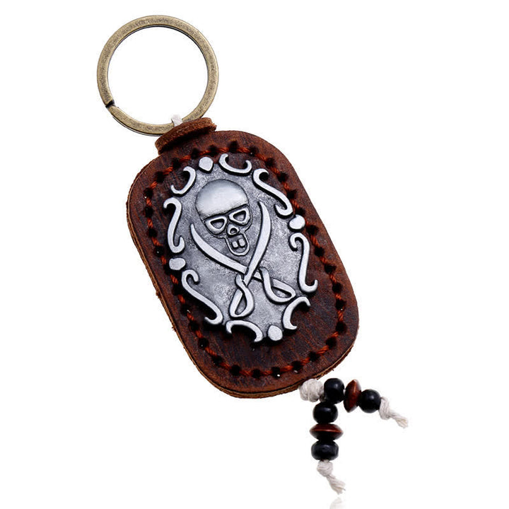 Llavero de cuero con colgante de calavera y espadas dobles