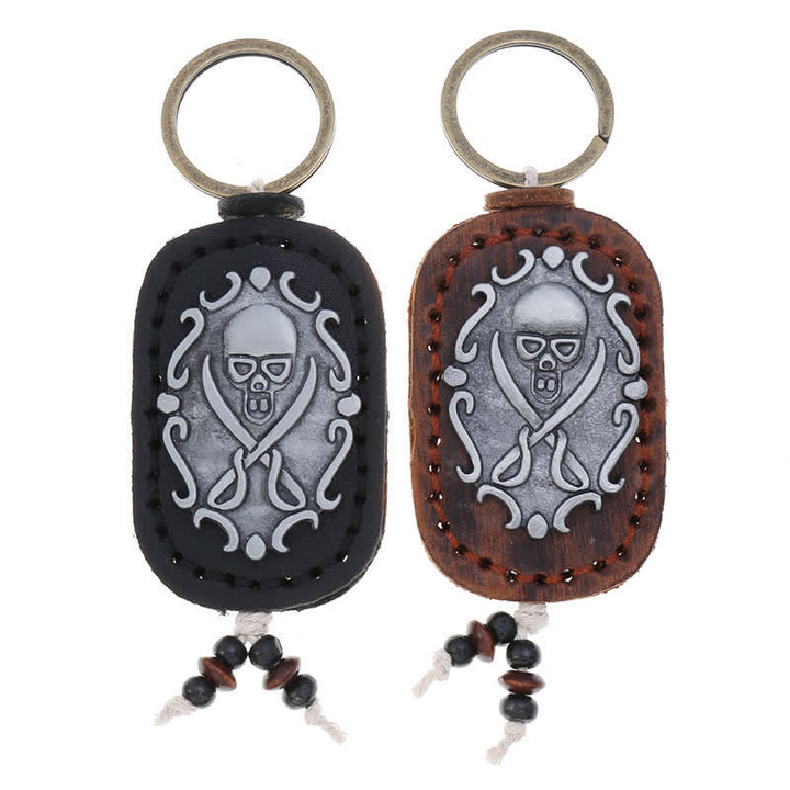 Llavero de cuero con colgante de calavera y espadas dobles