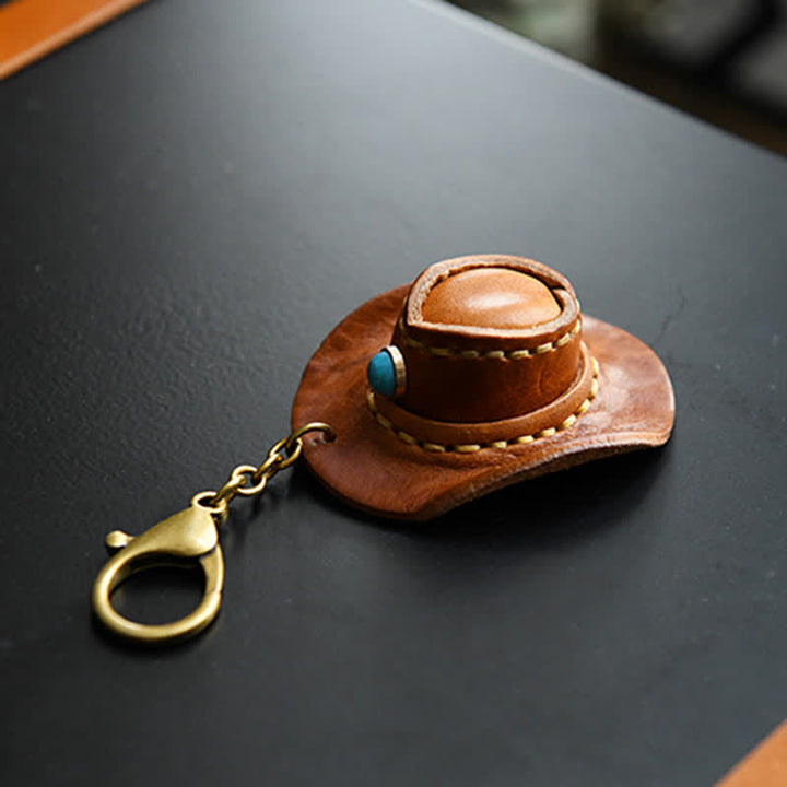Llavero hecho a mano con sombrero de vaquero de cuero