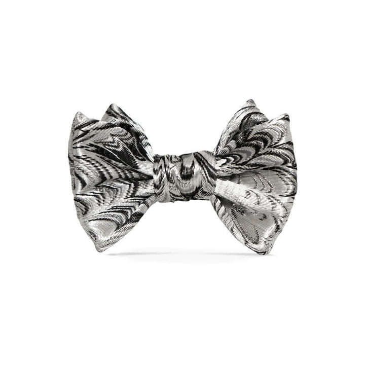Pajarita para hombre hecha a mano con diseño en gris plateado brillante