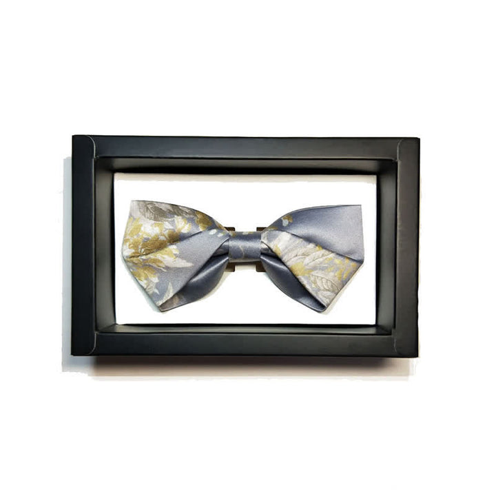 Pajarita elegante con estampado floral en gris, amarillo y blanco para hombre
