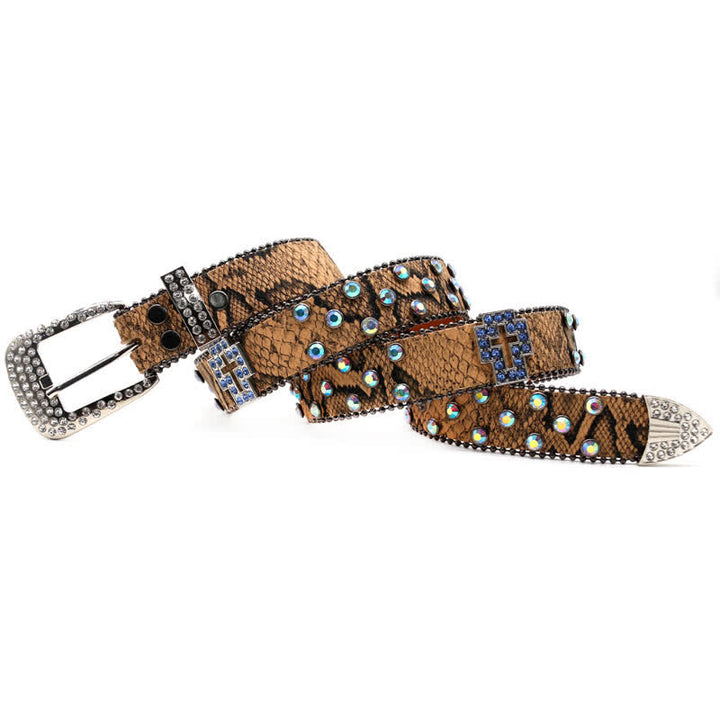 Cinturón de cuero con remaches cruzados brillantes y estampado de serpiente marrón