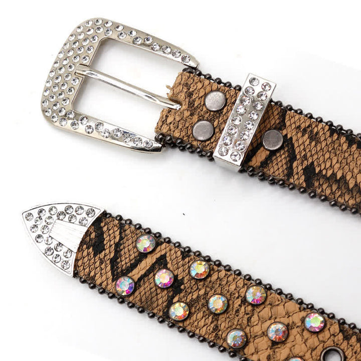 Cinturón de cuero con remaches cruzados brillantes y estampado de serpiente marrón