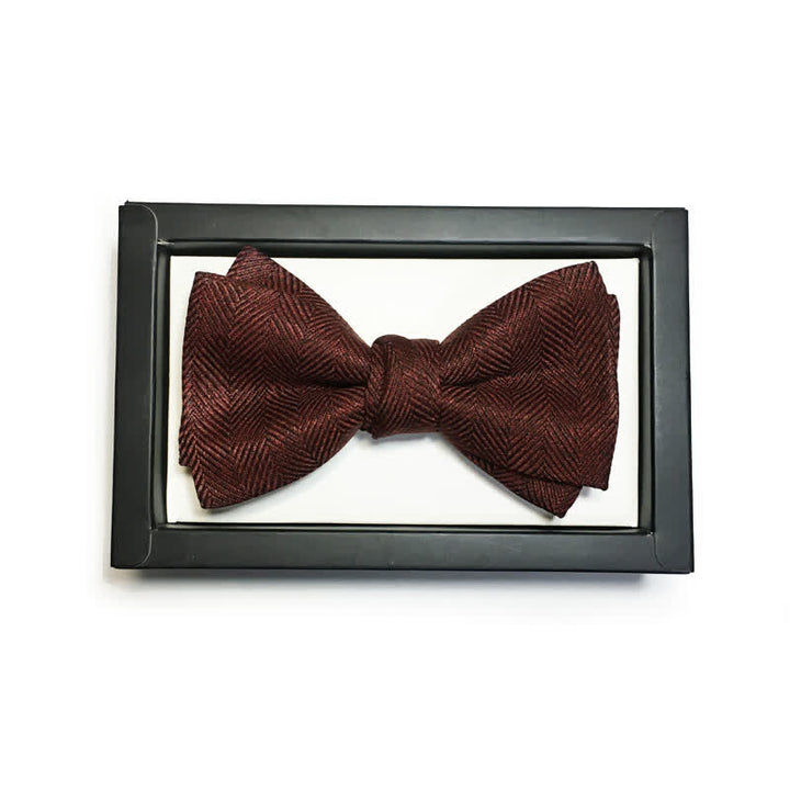 Pajarita con broche floral en espiga estilo británico de color rojo vino oscuro para hombre