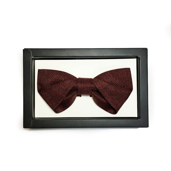 Pajarita con broche floral en espiga estilo británico de color rojo vino oscuro para hombre