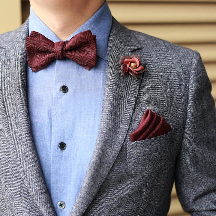 Pajarita con broche floral en espiga estilo británico de color rojo vino oscuro para hombre