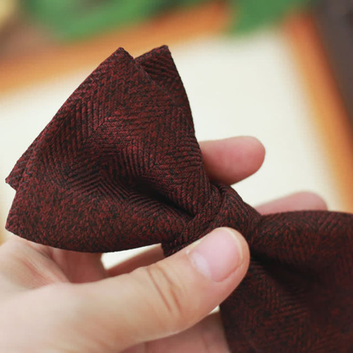 Pajarita con broche floral en espiga estilo británico de color rojo vino oscuro para hombre