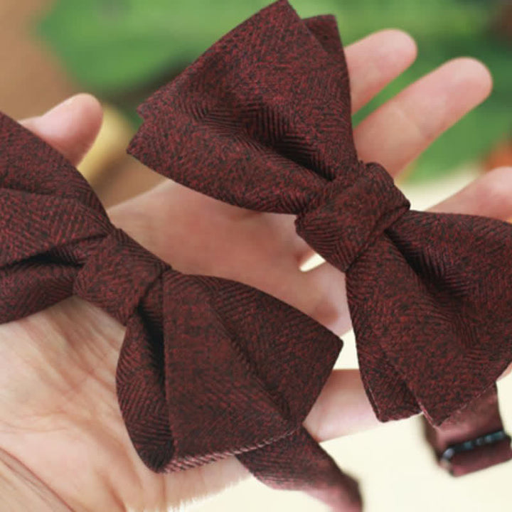 Pajarita con broche floral en espiga estilo británico de color rojo vino oscuro para hombre