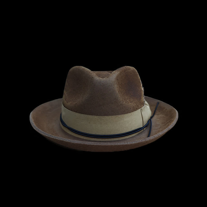 Sombrero de vaquero de fieltro con decoración de plumas desgastadas de camello
