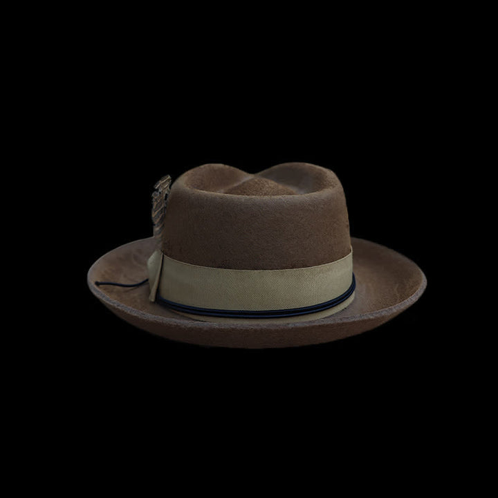 Sombrero de vaquero de fieltro con decoración de plumas desgastadas de camello