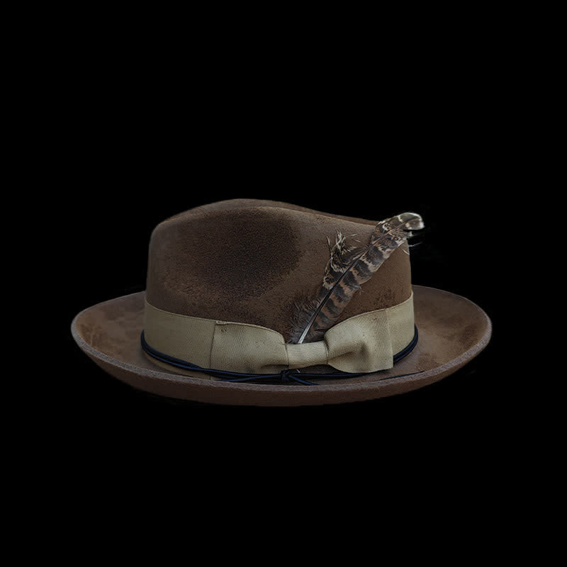 Sombrero de vaquero de fieltro con decoración de plumas desgastadas de camello