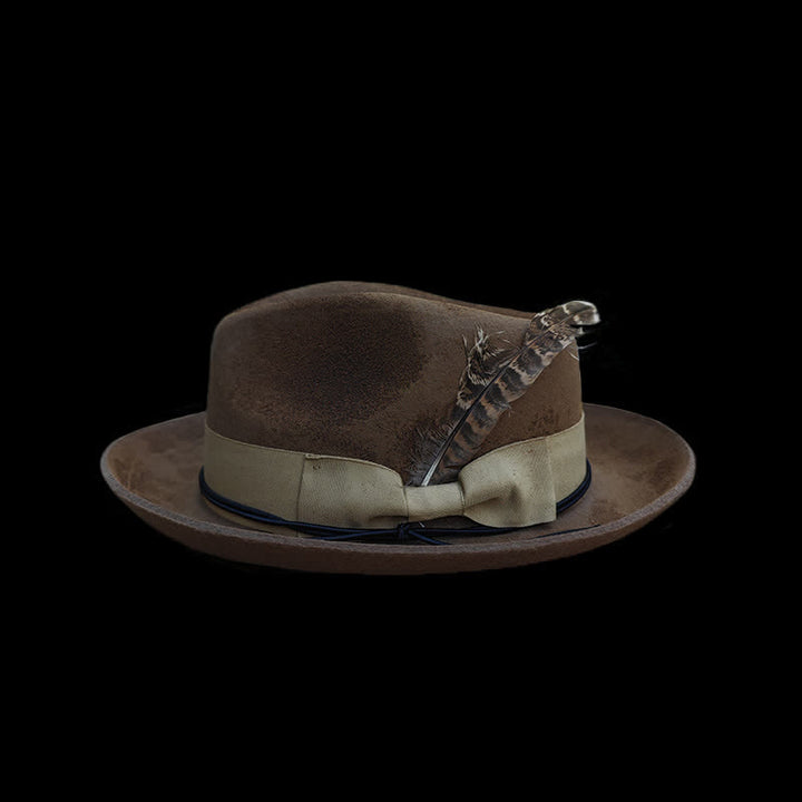 Sombrero de vaquero de fieltro con decoración de plumas desgastadas de camello