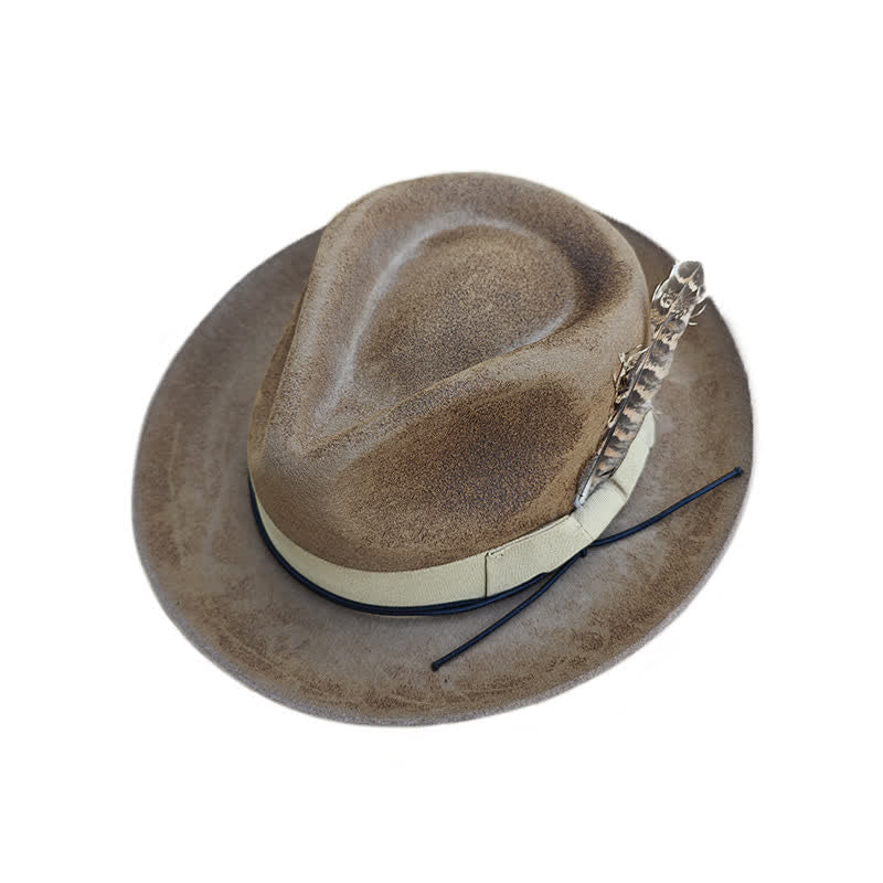 Sombrero de vaquero de fieltro con decoración de plumas desgastadas de camello
