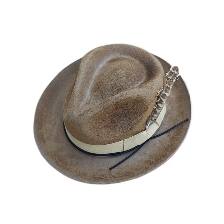 Sombrero de vaquero de fieltro con decoración de plumas desgastadas de camello