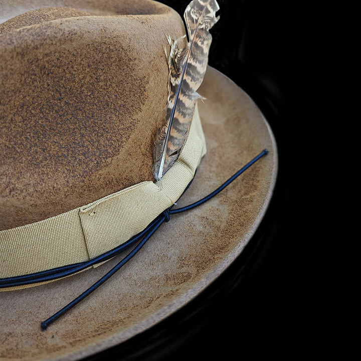 Sombrero de vaquero de fieltro con decoración de plumas desgastadas de camello