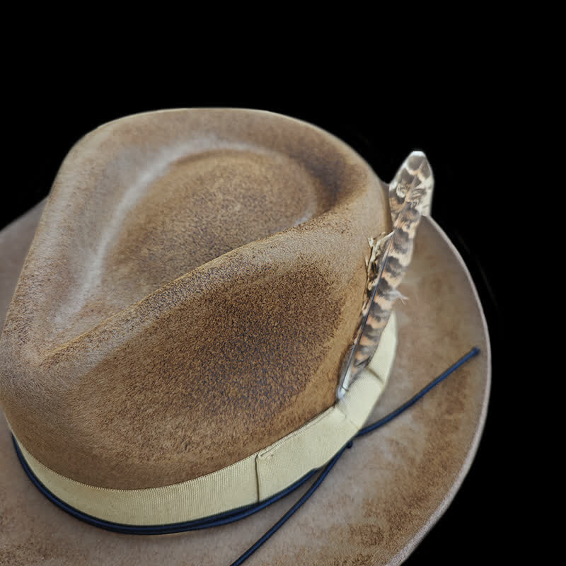 Sombrero de vaquero de fieltro con decoración de plumas desgastadas de camello