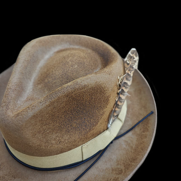 Sombrero de vaquero de fieltro con decoración de plumas desgastadas de camello
