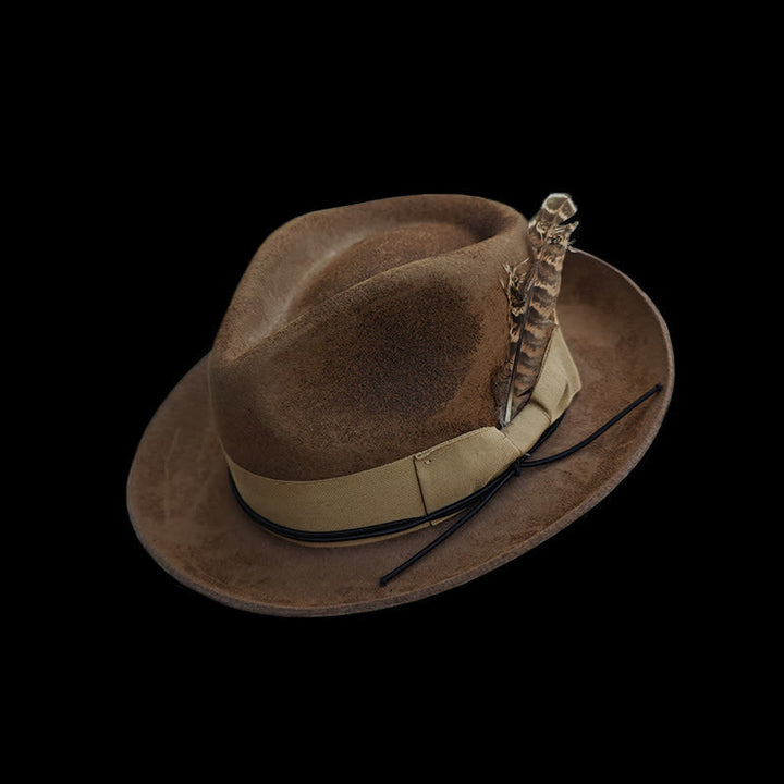 Sombrero de vaquero de fieltro con decoración de plumas desgastadas de camello