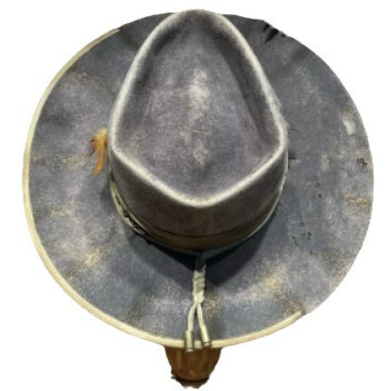 Sombrero vaquero con plumas y fedora estilo antiguo de color gris oscuro