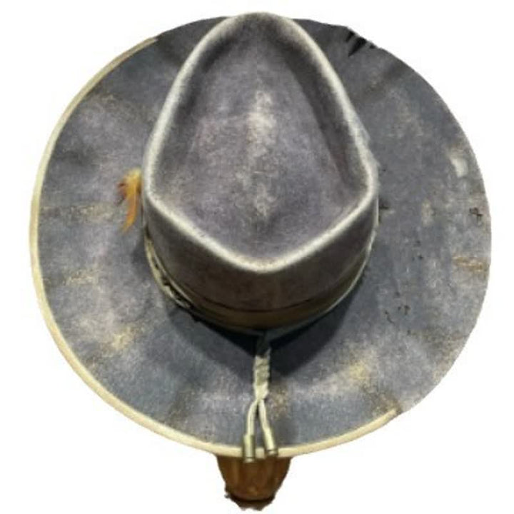 Sombrero vaquero con plumas y fedora estilo antiguo de color gris oscuro