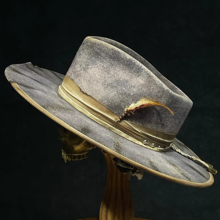 Sombrero vaquero con plumas y fedora estilo antiguo de color gris oscuro