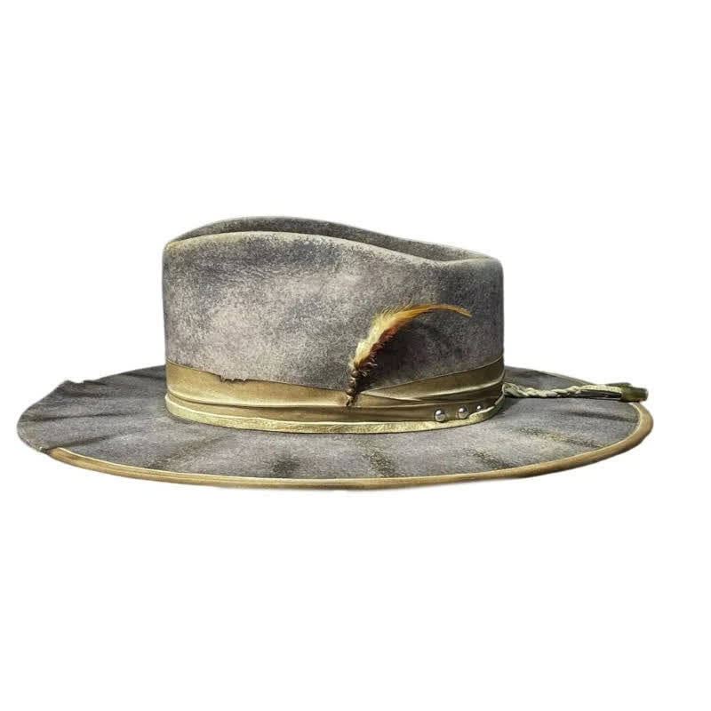 Sombrero vaquero con plumas y fedora estilo antiguo de color gris oscuro