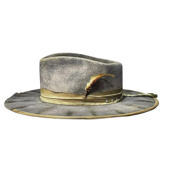 Sombrero vaquero con plumas y fedora estilo antiguo de color gris oscuro