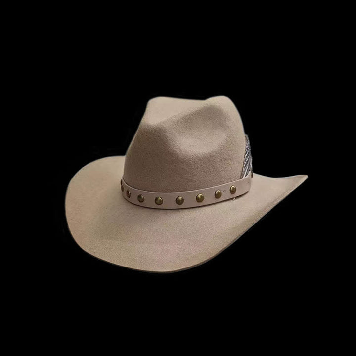 Sombrero de vaquero con detalles de plumas y tachuelas estilo western