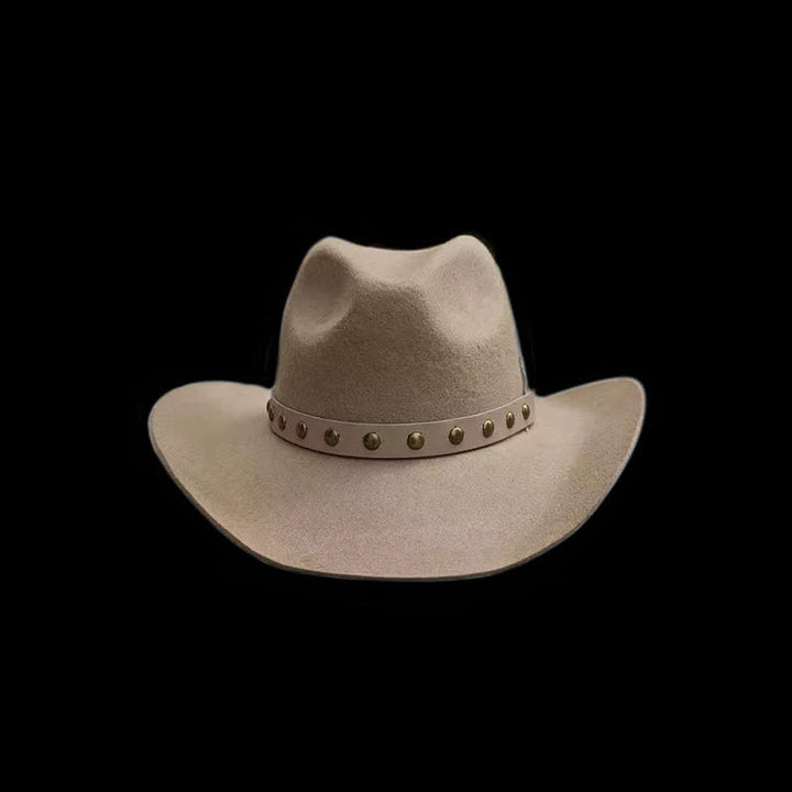 Sombrero de vaquero con detalles de plumas y tachuelas estilo western