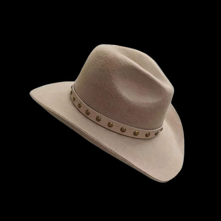 Sombrero de vaquero con detalles de plumas y tachuelas estilo western