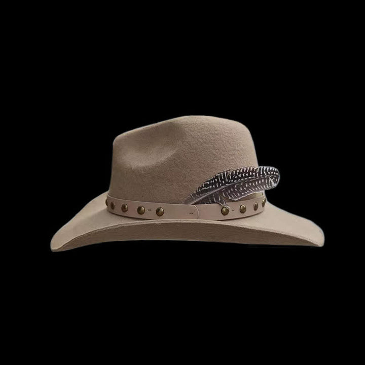 Sombrero de vaquero con detalles de plumas y tachuelas estilo western